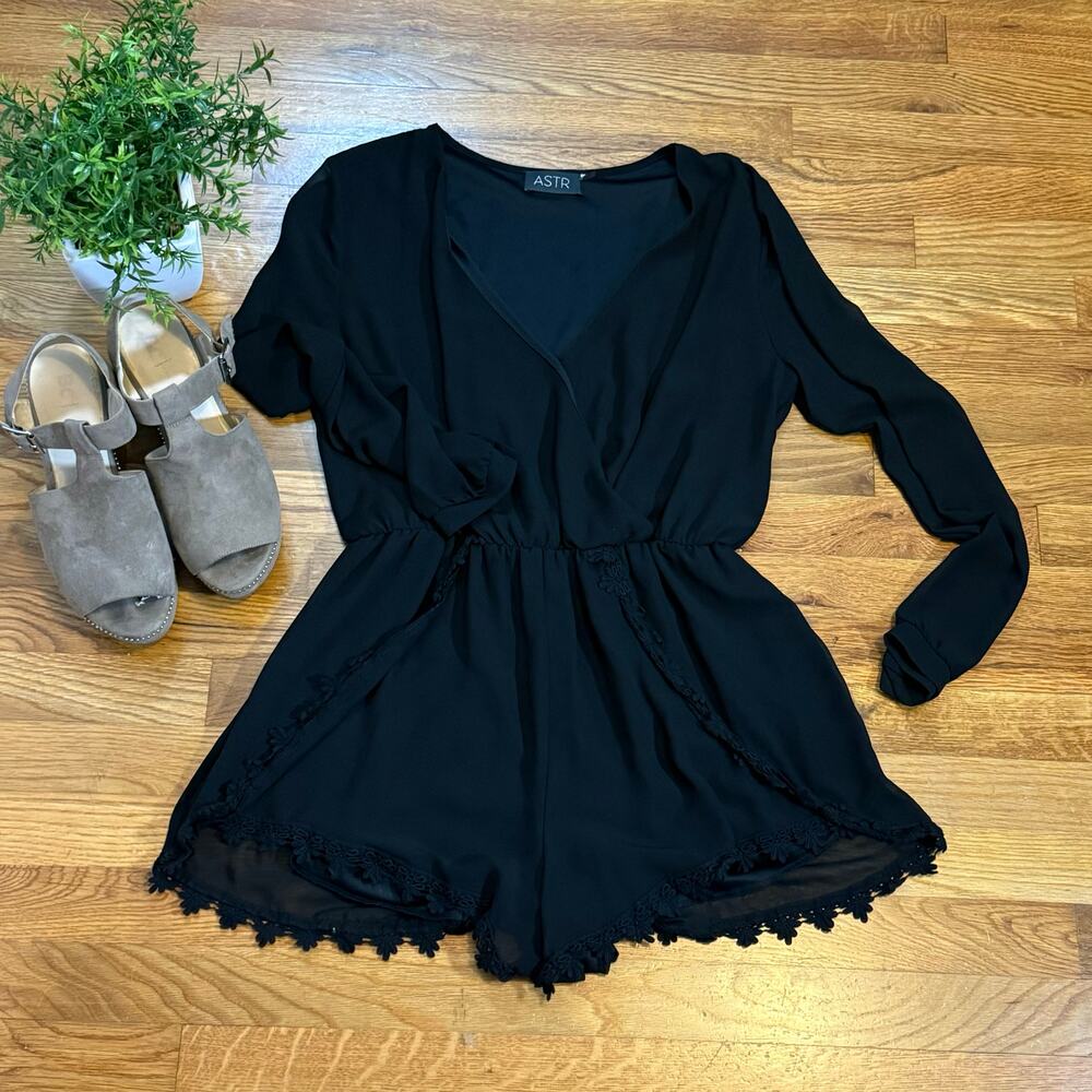 ASTR Womens Large Long Sleeve Plunging Deep V-neck Lace Lined Romper Going Out